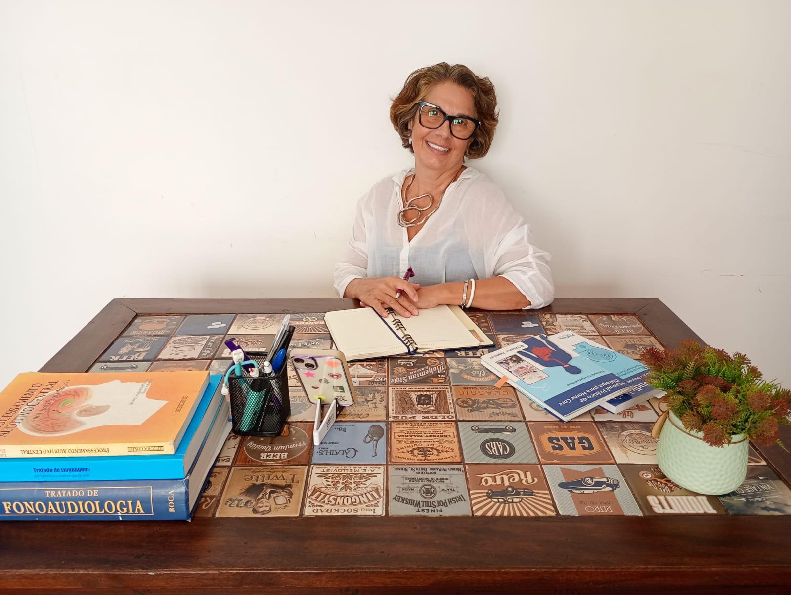 Dra. Bernadete Delmanto em seu consultório